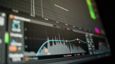 Müzik sıralayıcı - iş başında Müzik oluşturma süreci bilgisayarda, ekranda