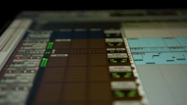 Büyük bir müzikal projenin sekansı - playhead müzik parçası boyunca hareket eder. Bilgisayarda, ekranda müzik oluşturuluyor