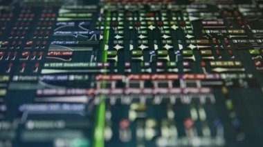 Büyük bir müzikal projenin sekansı - playhead müzik parçası boyunca hareket eder. Bilgisayarda, ekranda müzik oluşturuluyor