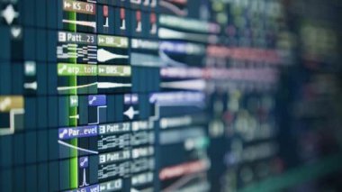 Büyük bir müzikal projenin sekansı - playhead müzik parçası boyunca hareket eder. Bilgisayarda, ekranda müzik oluşturuluyor