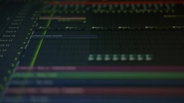 Müzik sekansçısı - playhead müzik parçası boyunca hareket eder. Bilgisayar ve ekranda müzik oluşturma süreci