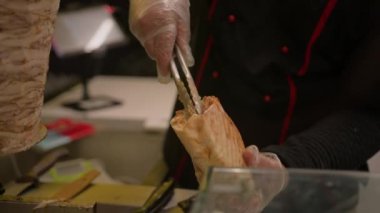 Şef, yaz yemeği pazarında kızarmış tavuk etiyle pide yapıyor. Aşçılık, gastronomi, sokak yemekleri.
