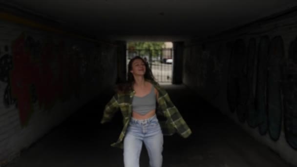 Hermosa Mujer Joven Atractiva Sale Puerta Sonriendo Saltando Por Felicidad — Vídeo de stock
