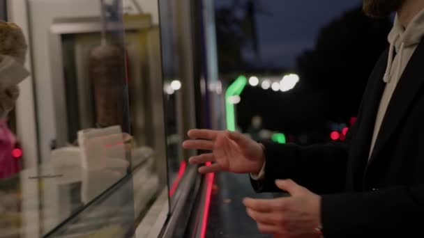 Street Food Człowiek Odbiera Swoje Kebab Pita Shawarma Doner Sklepu — Wideo stockowe