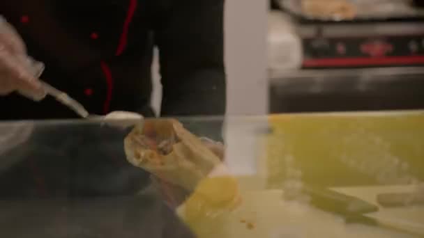Koki Membuat Pita Dengan Daging Ayam Panggang Atas Meja Pasar — Stok Video