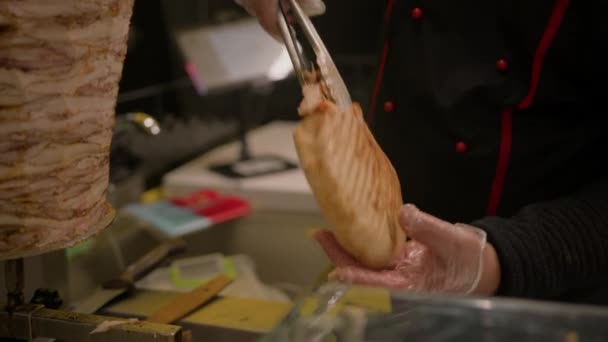 요리사가 시장에서 닭고기 고기로 피파를 만들고 있습니다 걸음걸이 — 비디오