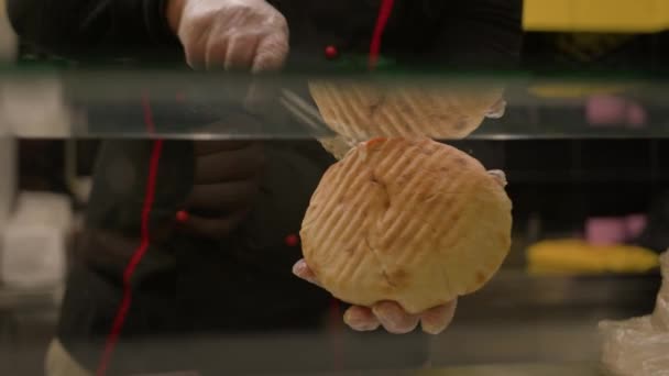 Séf Csinál Pitát Sült Csirkehússal Asztalon Nyári Élelmiszer Piacon Főzés — Stock videók