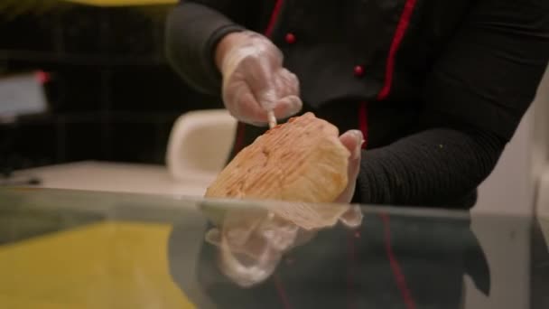 Σεφ Κάνοντας Πίτα Ψητό Κρέας Κοτόπουλου Στο Τραπέζι Στην Αγορά — Αρχείο Βίντεο