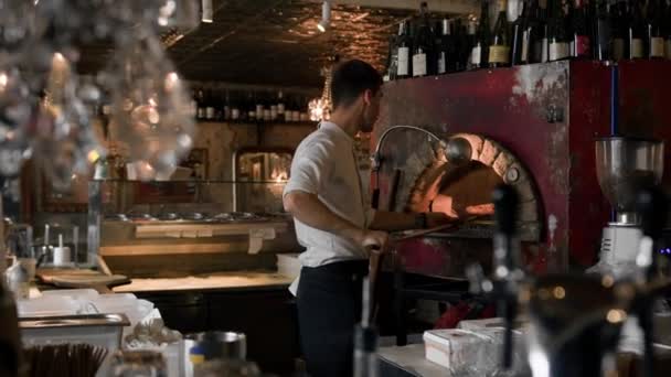 Şef Restoran Içinde Pizza Hazırlıyor Açık Mutfak — Stok video