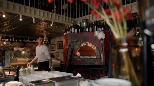 Chef Bereitet Pizza Inneren Des Restaurants Offene Küche — Stockvideo