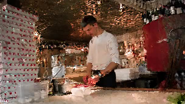 Chef Preparar Pizza Interior Restaurante Cozinha Aberta — Vídeo de Stock