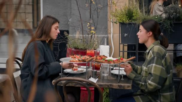Arkadaş Terasta Bir Restoranda Tanışmışlar Pizza Yiyip Kokteyl Içiyorlar — Stok video