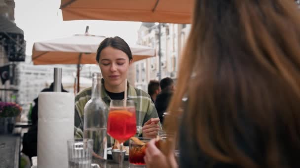 Två Vänner Träffades Restaurang Terrassen Äter Pizza Och Dricker Cocktails — Stockvideo