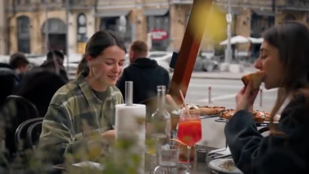 Dos Amigos Conocieron Restaurante Terraza Comen Pizza Beben Cócteles — Vídeos de Stock