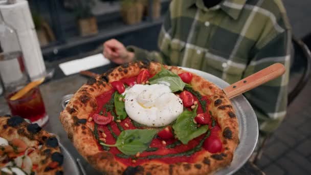 Gros Plan Processus Manger Pizza Sur Terrasse Restaurant Dans Rue — Video