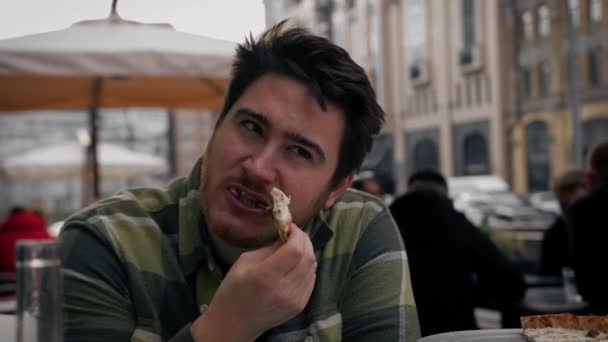 Uomo Appuntamento Con Una Donna Mangia Pizza Racconta Barzellette — Video Stock