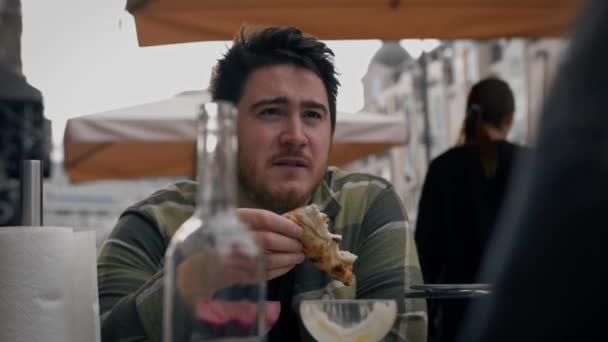 男人在和女人约会时吃披萨 讲笑话 — 图库视频影像