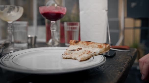 Мужчина Ест Пиццу Террасе Ресторана — стоковое видео