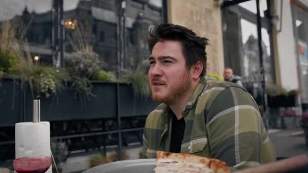 Uomo Appuntamento Con Una Donna Mangia Pizza Racconta Barzellette — Video Stock