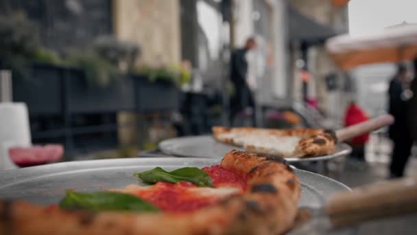 特写镜头 在街上餐馆的阳台上吃披萨的过程 — 图库视频影像