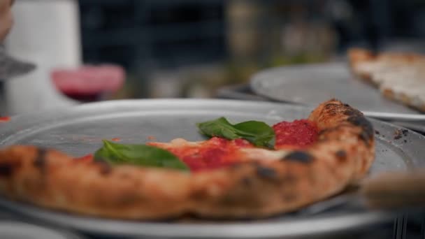 Крупный План Процесс Поедания Пиццы Террасе Ресторана Улице — стоковое видео