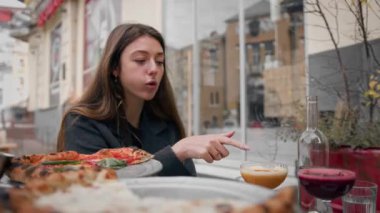 Randevu - Erkek ve kadın restoranın terasında oturuyorlar, pizza, kokteyl