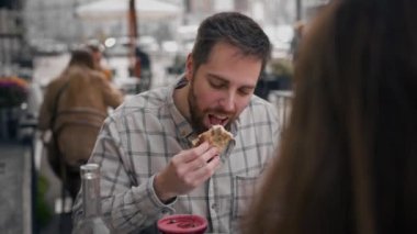 Randevu - Erkek ve kadın restoranın terasında oturuyorlar, pizza, kokteyl