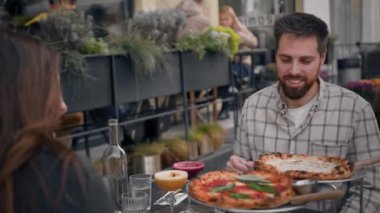 Randevu - Erkek ve kadın restoranın terasında oturuyorlar, pizza, kokteyl