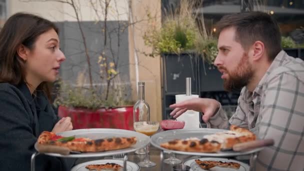 Fecha Hombre Mujer Están Sentados Terraza Del Restaurante Pizza Cócteles — Vídeos de Stock