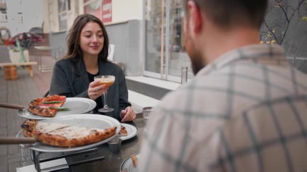 Fecha Hombre Mujer Están Sentados Terraza Del Restaurante Pizza Cócteles — Vídeo de stock