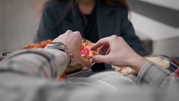 Άνθρωπος Τρώει Πίτσα Στη Βεράντα Του Εστιατορίου — Αρχείο Βίντεο