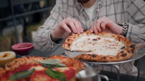 Чоловік Їсть Піцу Терасі Ресторану — стокове відео
