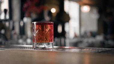 Yakın plan - Negroni kokteyli hazır Barda duruyor ve misafiri bekliyor