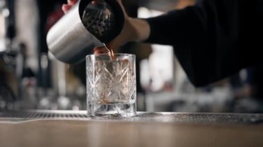 Yakın plan - Negroni kokteyli hazır Barda duruyor ve misafiri bekliyor