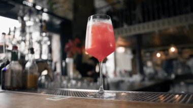 Aperol kokteyli restorandaki tezgahın üzerinde duruyor. Garson ve müşteriyi bekliyor.