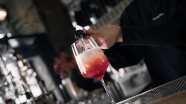 Restoran barında güzel bir Aperol Spritz kokteyli yaratma süreci.