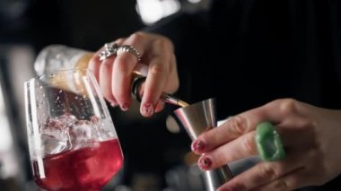 Restoran barında güzel bir Aperol Spritz kokteyli yaratma süreci.