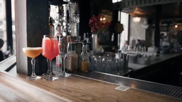 Aperol Kokteyli Restorandaki Tezgahın Üzerinde Duruyor Garson Müşteriyi Bekliyor — Stok video