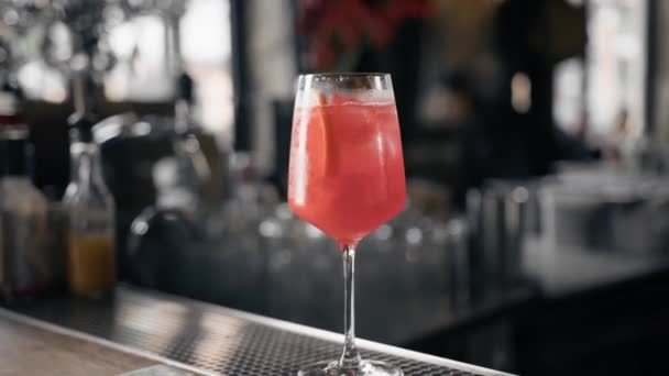 Aperol Cocktail Steht Auf Der Theke Restaurant Und Wartet Auf — Stockvideo