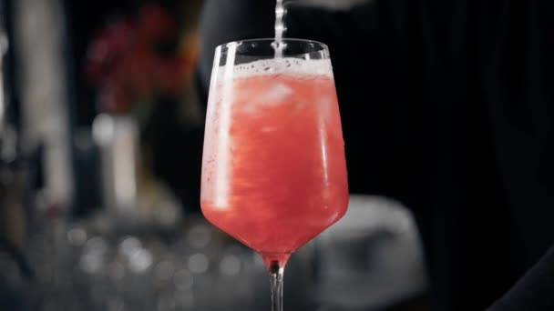Aperol Cocktail Staat Bar Het Restaurant Wachten Ober Klant — Stockvideo
