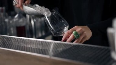 Yakın plan - bir restoranda karıştırıcı kullanarak kokteyl hazırlama süreci