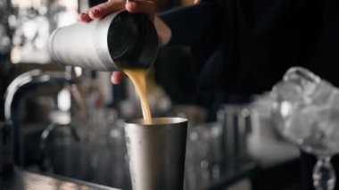 Yakın plan - bir restoranda karıştırıcı kullanarak kokteyl hazırlama süreci