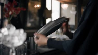 Yakın plan - bir restoranda karıştırıcı kullanarak kokteyl hazırlama süreci