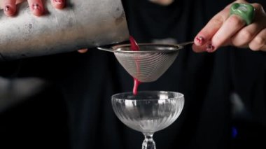 Yakın plan - bir restoranda karıştırıcı kullanarak kokteyl hazırlama süreci