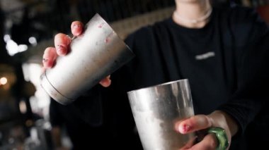 Yakın plan - bir restoranda karıştırıcı kullanarak kokteyl hazırlama süreci