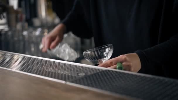 Close Proses Pembuatan Koktail Restoran Menggunakan Shaker — Stok Video