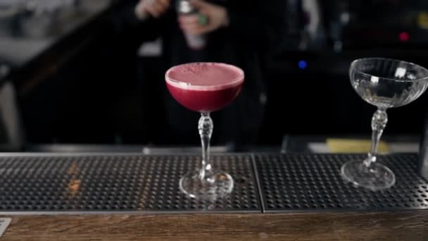 Close Clover Club Cocktail Está Pronto Bar Espera Pelo Hóspede — Vídeo de Stock