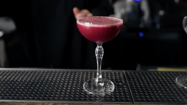 Närbild Klöver Club Cocktail Redo Står Baren Och Väntar Gästen — Stockvideo