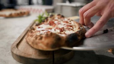 Lokanta mutfağında küçük bir biberli pizzanın yakın çekimi.