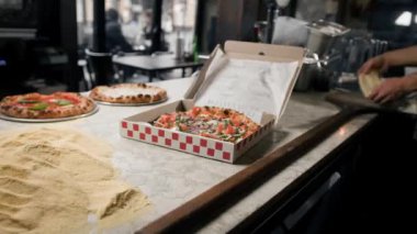 Restorandaki pizza kutusunda balıklı lezzetli bir pizza. Teslimata hazır.